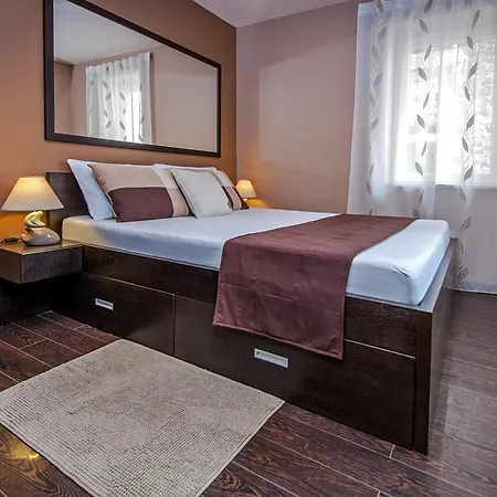 卡萨戴齐克公寓 * 罗维尼